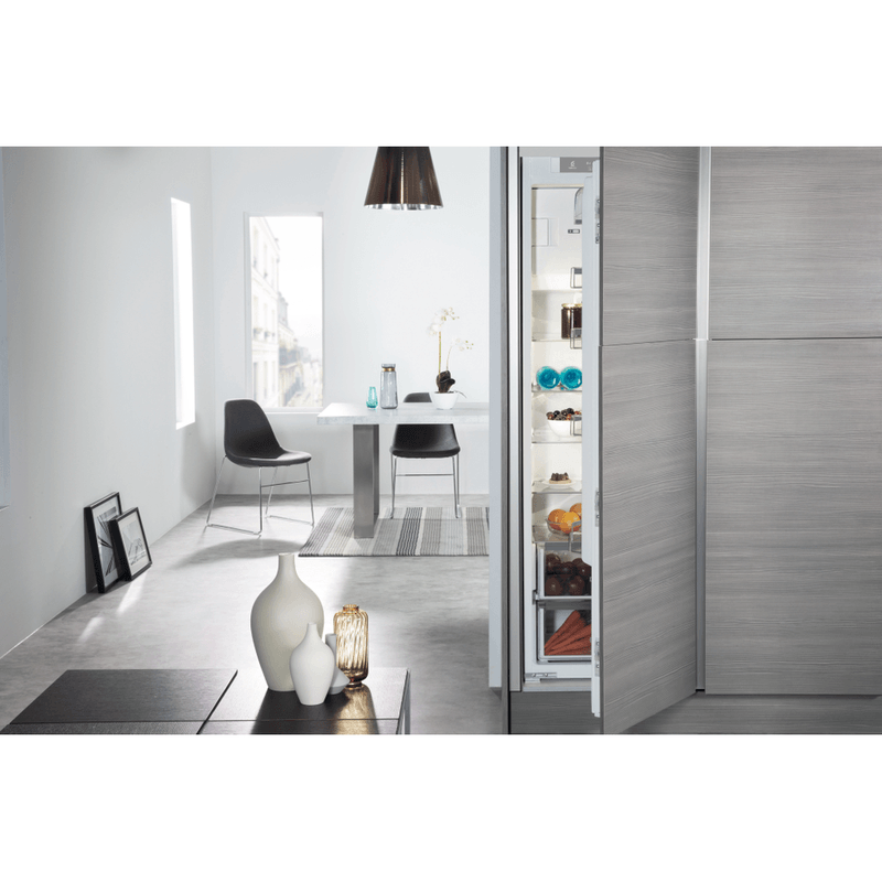 Whirlpool-Frigorifero-Da-incasso-ARG-18481-A---SF-Bianco-Lifestyle-frontal-open