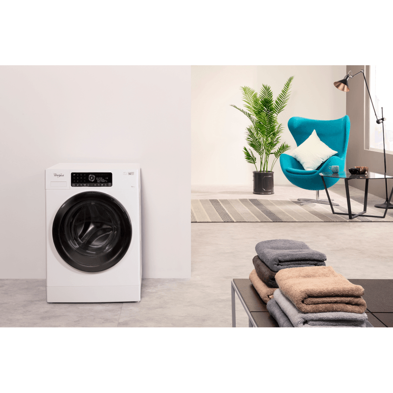 Whirlpool-Lavabiancheria-A-libera-installazione-FSCR12443-Bianco-Carica-frontale-A----Lifestyle-frontal