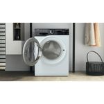 Whirlpool-Lavabiancheria-A-libera-installazione-WSB-624-S-IT-Bianco-Carica-frontale-C-Lifestyle-frontal-open