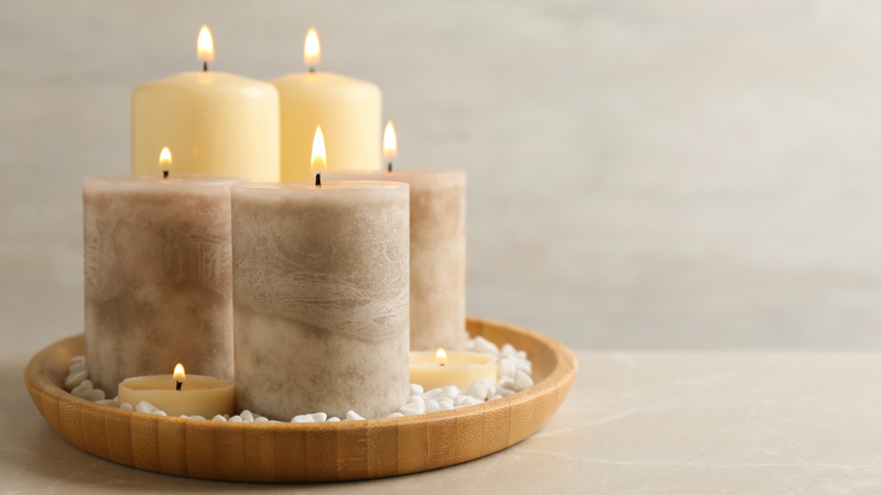 candele bianche e profumate utili per rilassarsi  e abbassare i livelli di stress